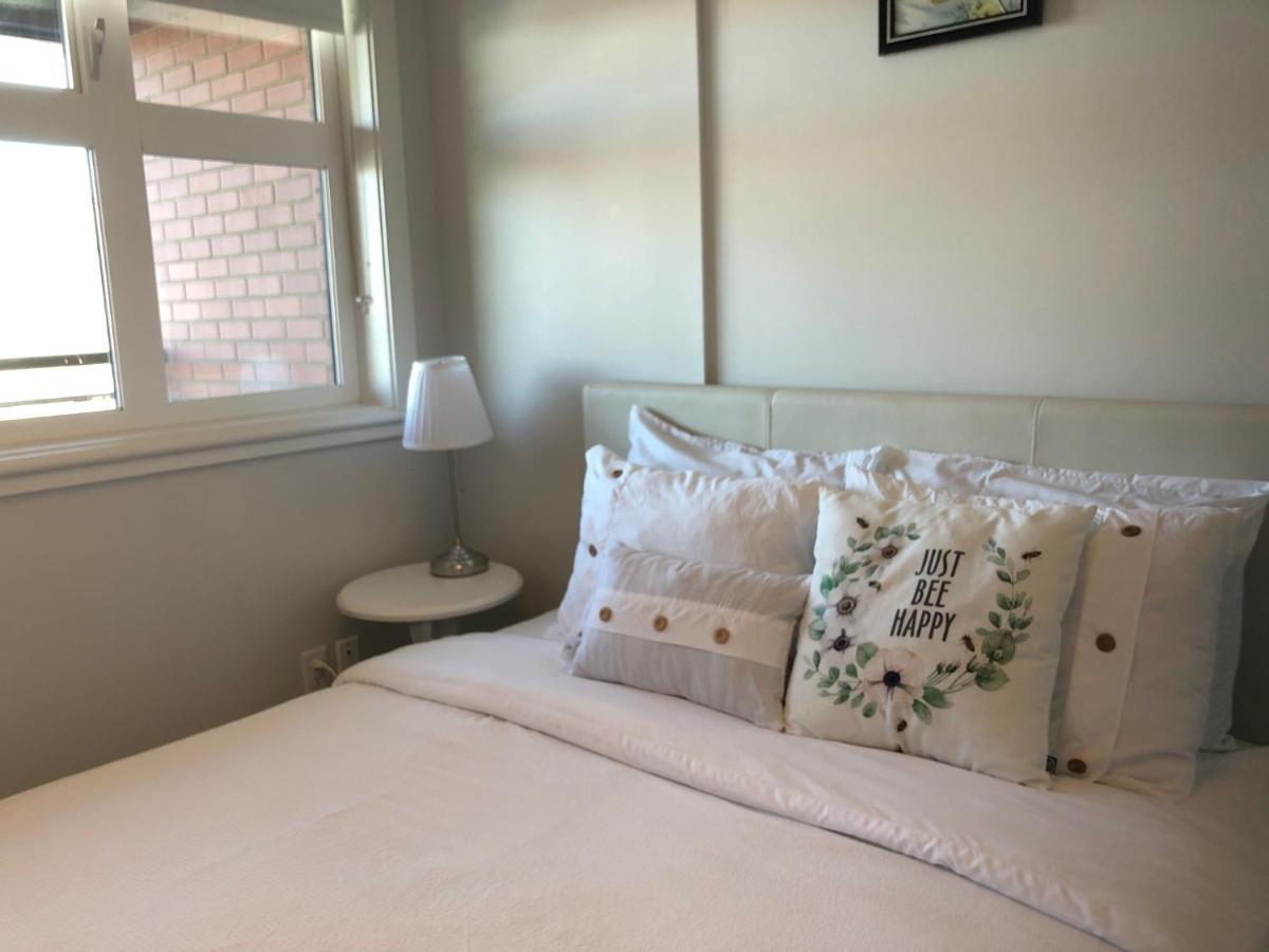 Amicable, Cozy, High Speed Internet, Sleeps 2 Riverview Downtown Apartment YYC Екстериор снимка